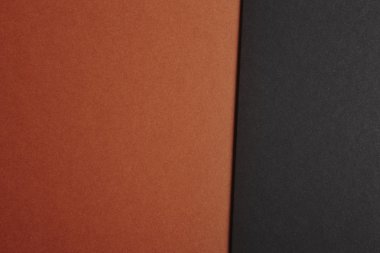 Renkli kartonlar arka planda kahverengi siyah tonu. Kopya alanı