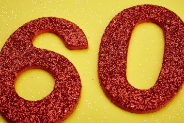 Altmış kırmızı renk sarı bir arka plan üzerinde numara. Yıldönümü