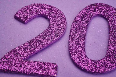 Yirmi mor renk mor bir arka plan üzerinde numara. Yıldönümü