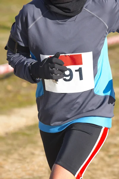 Mannelijke atletische loper op een langlauf-race. Openlucht circuit — Stockfoto