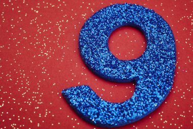 Dokuz mavi renk kırmızı bir arka plan üzerinde numara. Yıldönümü