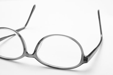 Kadın gözlük makro ayrıntı beyaz bir arka plan üzerinde