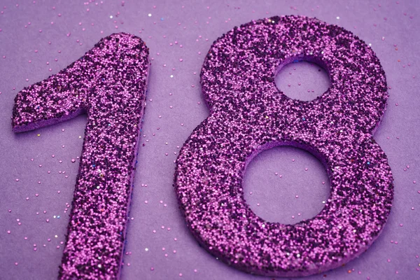 Número dezoito cor roxa sobre um fundo roxo. Anniversa — Fotografia de Stock