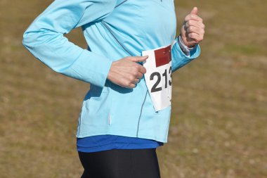 Kadın atletik runner çapraz ülke yarış. Açık devre