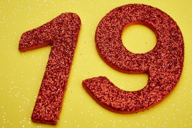 On dokuz kırmızı renk sarı bir arka plan üzerinde numara. Yıldönümü