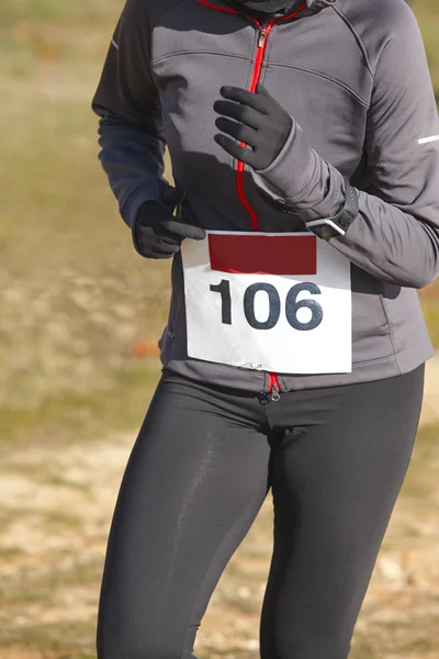 Vrouwelijke atletische loper op een langlauf-race. Openlucht circuit — Stockfoto