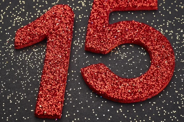Nummer vijftien rode kleur op een zwarte achtergrond. Verjaardag — Stockfoto