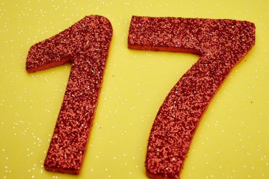 On yedi kırmızı renk sarı bir arka plan üzerinde numara. Yıldönümü