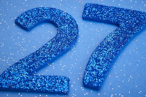 Número veintisiete de color azul sobre un fondo azul. Aniversario —  Fotos de Stock