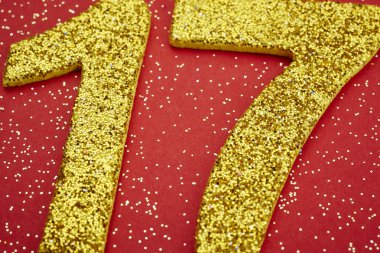 On yedi sarı renk kırmızı bir arka plan üzerinde numara. Yıldönümü