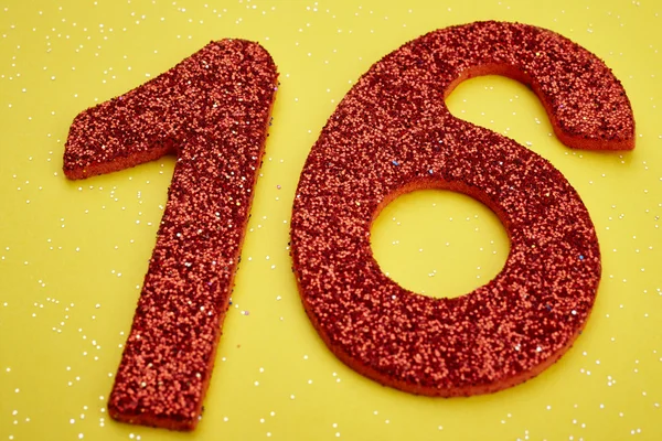 Nummer zestien rode kleur op een gele achtergrond. Verjaardag — Stockfoto