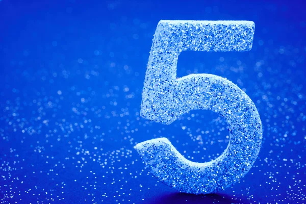 Αριθμός πέντε ασημένιο χρώμα πάνω σε μπλε φόντο. Επέτειος — Φωτογραφία Αρχείου