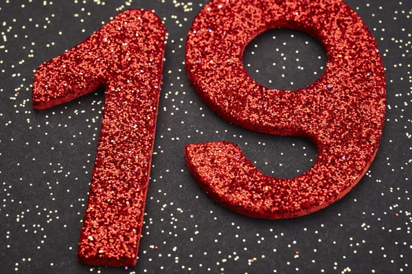 Número dezenove cor vermelha sobre um fundo preto. Aniversário — Fotografia de Stock