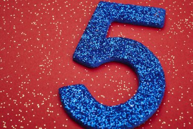 Beş mavi renk kırmızı bir arka plan üzerinde numara. Yıldönümü