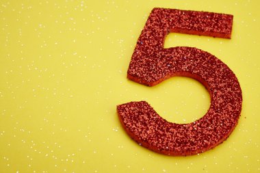 Beş kırmızı renk sarı bir arka plan üzerinde numara. Yıldönümü