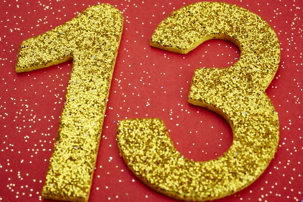 Nummer dertien gele kleur op een rode achtergrond. Verjaardag — Stockfoto