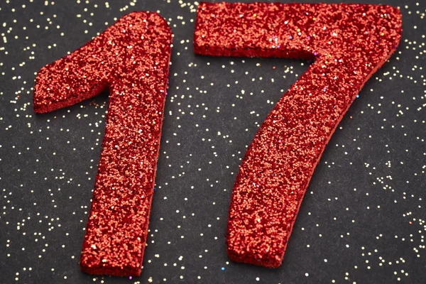 Nummer zeventien rode kleur op een zwarte achtergrond. Verjaardag — Stockfoto