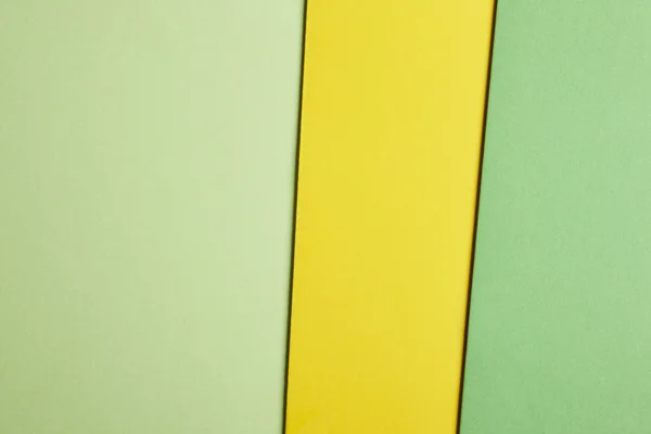 彩色的硬纸板背景在绿色黄色基调。复制空间 — 图库照片