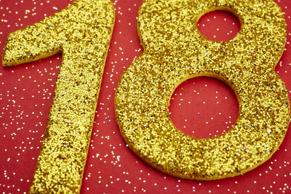 Nomor delapan belas warna kuning dengan latar belakang merah. Ulang Tahun — Stok Foto
