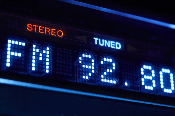 FM-tuner radio display. Stereo digitale frequentie station afgestemd. — Stockfoto
