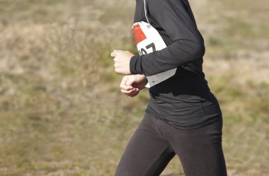 Bir çapraz ülke yarış genç atletik atlet. Açık devre