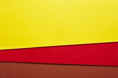 Renkli kartonlar arka planda sarı kırmızı kahverengi tonu. Kopya spa