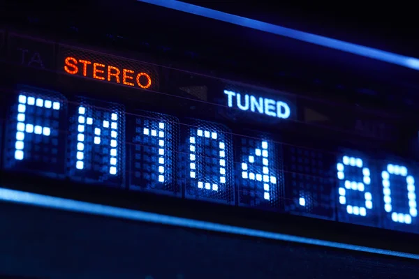 FM tuner rádió kijelző. Sztereó digitális frekvencia állomás hangolva. — Stock Fotó