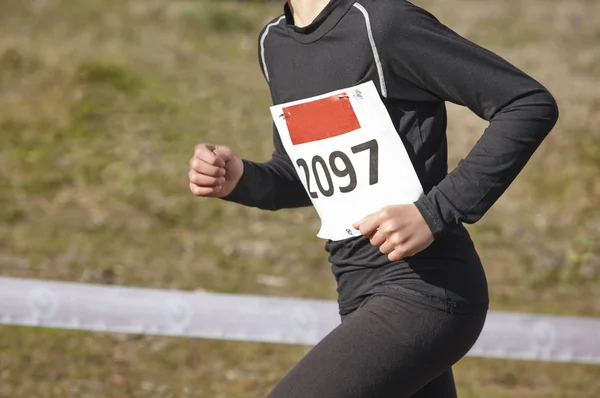 Jonge sportieve loper op een langlauf-race. Openlucht circuit — Stockfoto