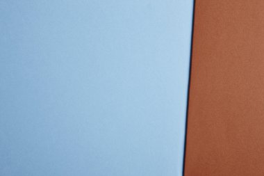 Renkli kartonlar arka planda mavi kahverengi tonu. Kopya alanı