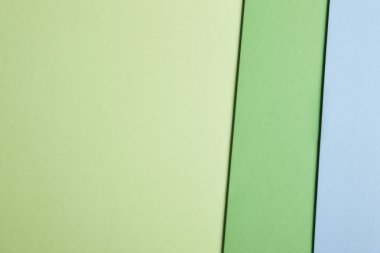 Renkli kartonlar arka planda yeşil mavi tonu. Kopya alanı