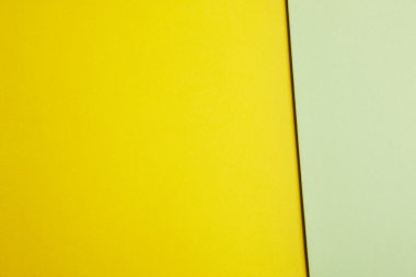 Renkli kartonlar arka planda sarı yeşil tonu. Kopya alanı