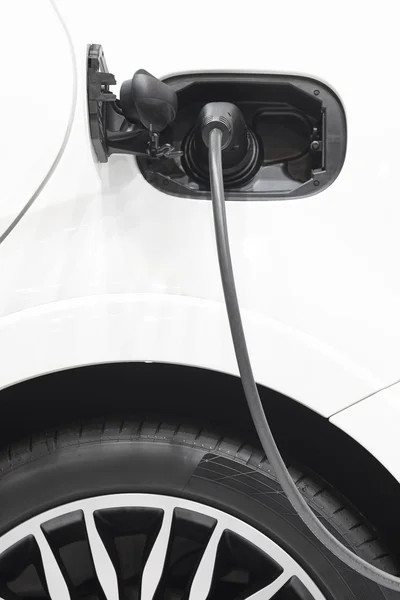 Ηλεκτρικό αυτοκίνητο χρέωσης λεπτομέρεια. Συναισθήματα πράσινο και ανανεώσιμων πηγών ενέργειας — Φωτογραφία Αρχείου