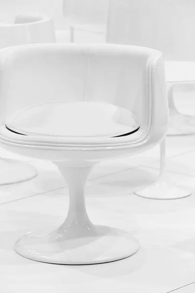 Moderne kunststof witte stoelen op een witte set decoratie — Stockfoto