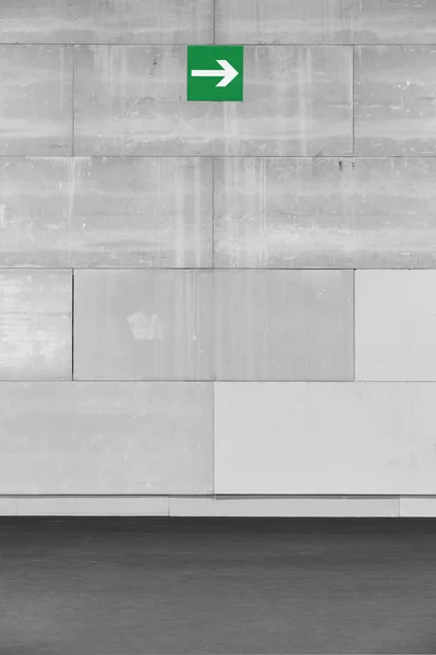 Dinding batu dengan sinyal keluar. Arsitektur dalam ruangan — Stok Foto
