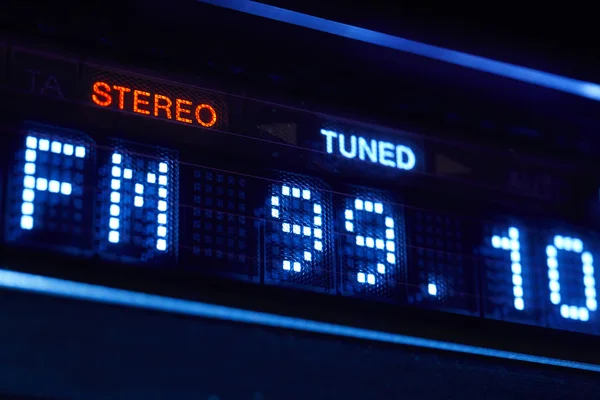 Fm ラジオ チューナーが表示されます。調整されたステレオのデジタル周波数駅 — ストック写真