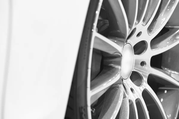 Detalle de ruedas de aleación de vehículo deportivo. Piezas del coche — Foto de Stock