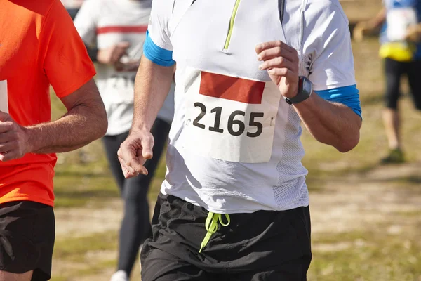 Mannelijke atletische lopers op een langlauf-race. Openlucht circuit — Stockfoto