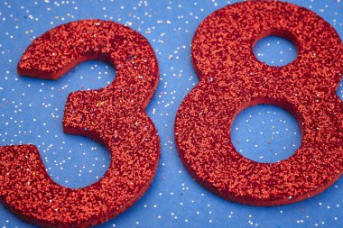 Sayı thirtyeight kırmızı renk mavi bir arka plan üzerinde. Yıldönümü