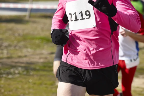 Mannelijke atletische lopers op een langlauf-race. Openlucht circuit — Stockfoto