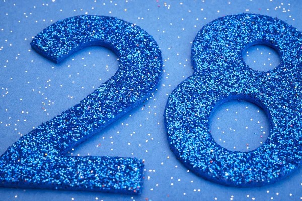 Número vinte e oito cor azul sobre um fundo azul. Anniversar — Fotografia de Stock