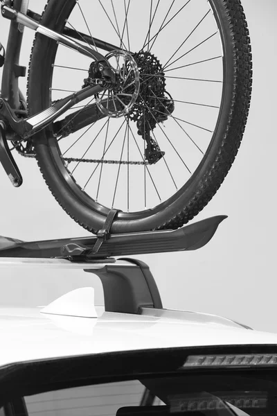 Bike hjul detalj på ett biltak. Transportsystem — Stockfoto