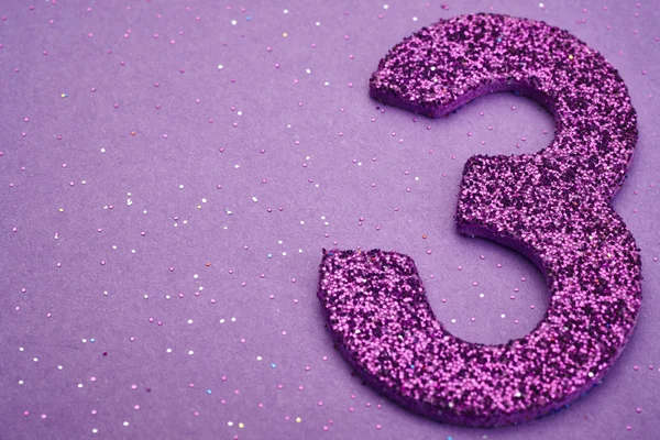 Üç mor renk mor bir arka plan üzerinde numara. Yıldönümü