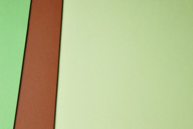 Renkli kartonlar arka planda yeşil kahverengi tonu. Kopya alanı