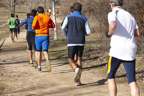 Férfi atlétika futók egy vidéki versenyen. Szabadtéri pálya. — Stock Fotó