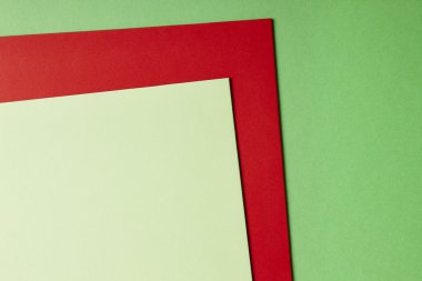 Renkli kartonlar arka planda yeşil kırmızı sesi. Kopya alanı
