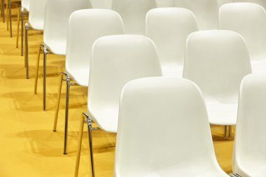 Detay ve sarı kat konferans salonu plastik sandalyeler