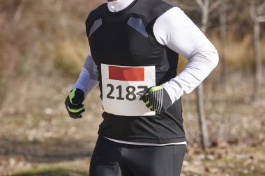 Erkek atletik runner çapraz ülke yarış. Açık devre. 