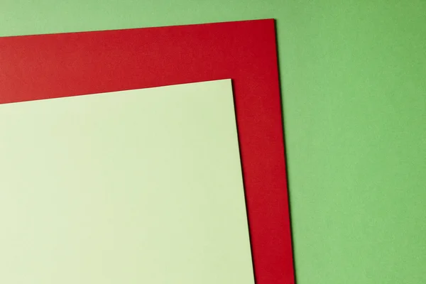 彩色的硬纸板背景在绿色红色调。复制空间 — 图库照片