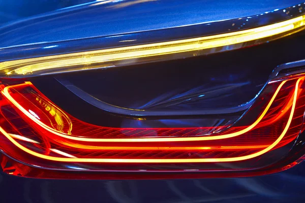 Detalle de la luz trasera del coche en tono rojo azul. Parte del vehículo . — Foto de Stock