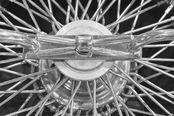 Dettaglio hubcap cromato vintage in bianco e nero — Foto Stock